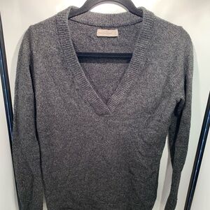 Abercrombie & Fitch V-Neck Sweater Size Medium Gray Long Sleeve Pull Over